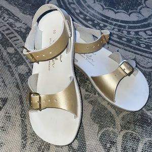 Gold toddler sandals 🏖 EUC leather sz 10